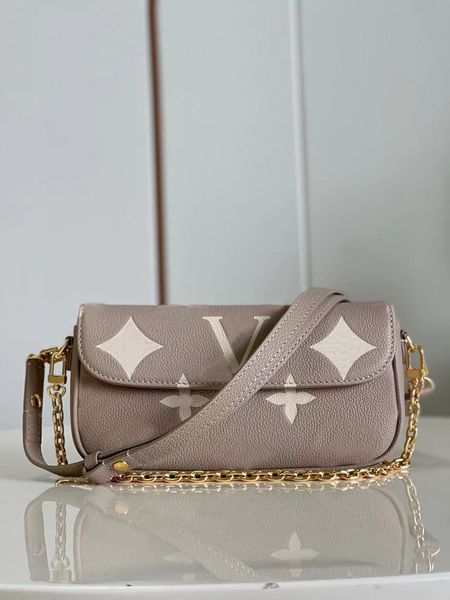 10a mirror brand chain bag shoulder bag messenger bag real leather bag with box.
10a mirror brand chain bag shoulder bag messenger bag real leather bag with box.