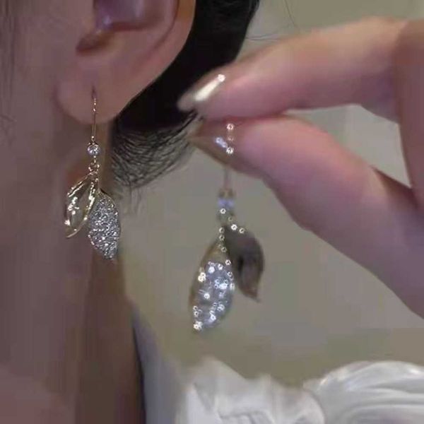 charm korean fashion leaf tassel stud earrings temperament drop shiny zircon exquisite earrings for women wedding jewelry gifts 2022 aa23042, Golden
charm korean fashion leaf tassel stud earrings temperament drop shiny zircon exquisite earrings for women wedding jewelry gifts 2022 aa23042, Golden