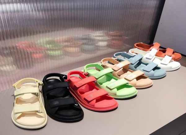 luxury designer womens flat sandal summer casual shoe foam runner slides with box shoes macaroni jelly low heels velcro women sand5629013, Black
luxury designer womens flat sandal summer casual shoe foam runner slides with box shoes macaroni jelly low heels velcro women sand5629013, Black