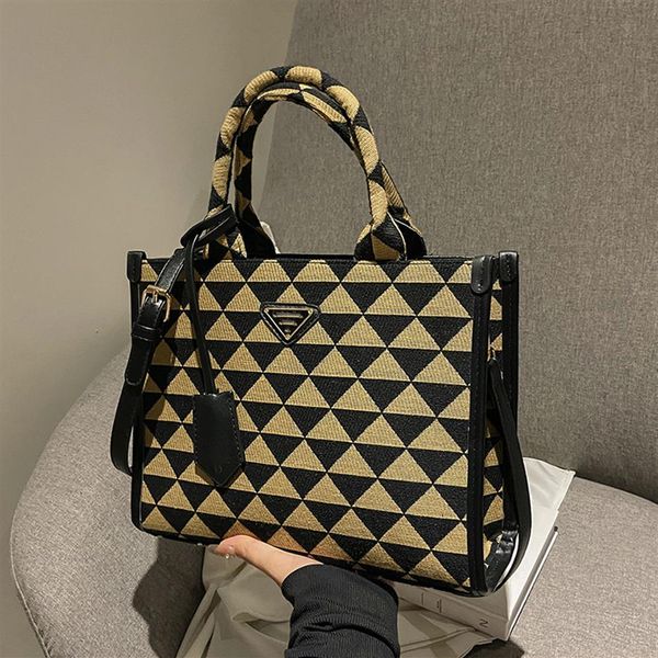 brand 23ss woman's day packs new fashion leather handbag women letter printing black white pink green khaki 7371#3180
brand 23ss woman's day packs new fashion leather handbag women letter printing black white pink green khaki 7371#3180