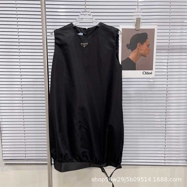 36% off family's new autumn/winter triangle emblem punctuation simple and fashionable sleeveless dress with lock buckle design at the b, Black;gray
36% off family's new autumn/winter triangle emblem punctuation simple and fashionable sleeveless dress with lock buckle design at the b, Black;gray