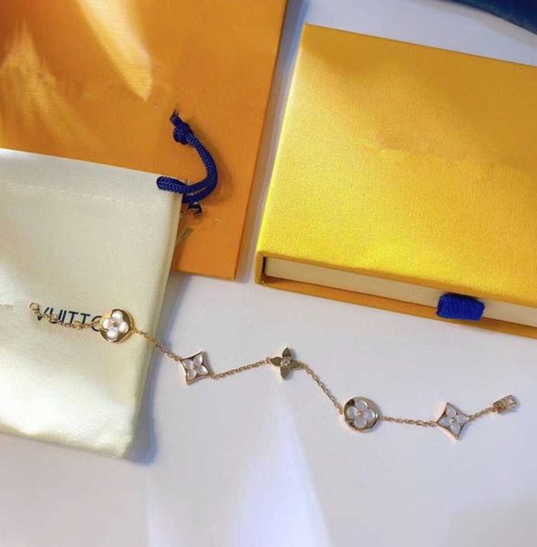 charm bracelets luxury designer elegant gold and silver fashion women's letter pendant clover wedding special design jewelry quality wi, Golden;silver
charm bracelets luxury designer elegant gold and silver fashion women's letter pendant clover wedding special design jewelry quality wi, Golden;silver