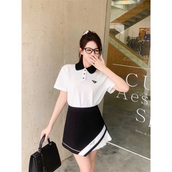 family spring/summer new college style triangle contrast color t-shirt irregular pleated waist half skirt set, White
family spring/summer new college style triangle contrast color t-shirt irregular pleated waist half skirt set, White