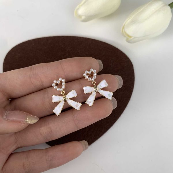 charm 2022 new simple enamel white bow ear clip on earrings female fashion sweet pearl heart clip earrings without piercing for women aa2304, Golden
charm 2022 new simple enamel white bow ear clip on earrings female fashion sweet pearl heart clip earrings without piercing for women aa2304, Golden