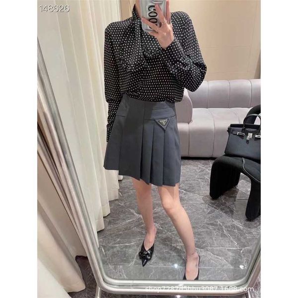 family spring/summer new triangle letter button decoration pleated half slim fit fashion versatile short skirt, Black
family spring/summer new triangle letter button decoration pleated half slim fit fashion versatile short skirt, Black