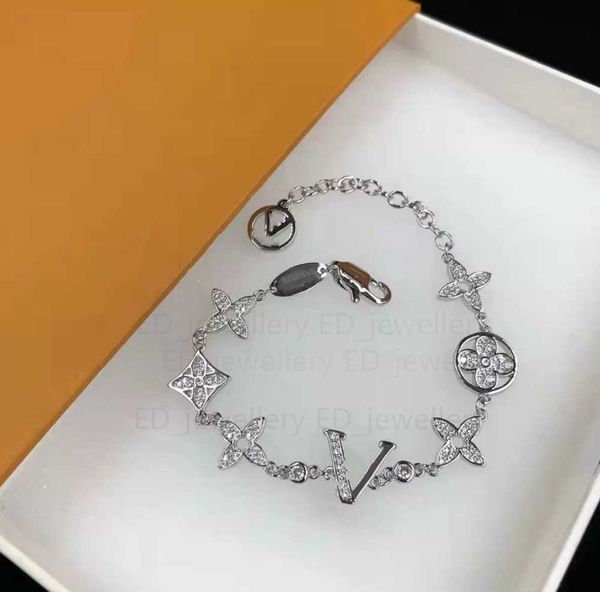 charm bracelets luxury designer elegant fashion women's letter pendant clover bracelet wedding necklace special design jewelry alex wit, Golden;silver
charm bracelets luxury designer elegant fashion women's letter pendant clover bracelet wedding necklace special design jewelry alex wit, Golden;silver