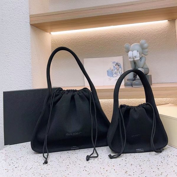 23ss king designer bag knitted cloth classic style underarm bag men's and women's through-back fashion shoulder bag.
23ss king designer bag knitted cloth classic style underarm bag men's and women's through-back fashion shoulder bag.