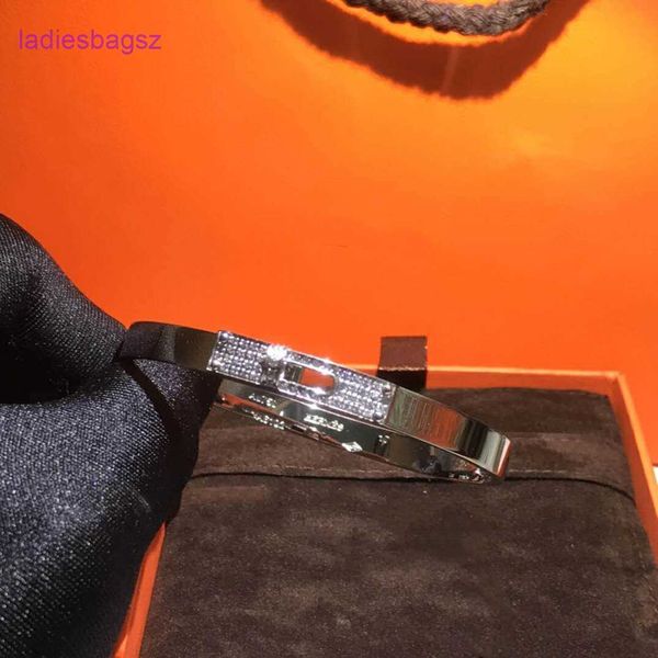 original bangle hermss letter kelys alf diamond bracelet temperament plated 18k rose gold pig nose couple has 1n71 2 with logo 1tby, Golden;silver
original bangle hermss letter kelys alf diamond bracelet temperament plated 18k rose gold pig nose couple has 1n71 2 with logo 1tby, Golden;silver