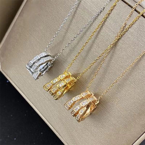 Designer Necklace Classic Luxury Necklace Pendant Womens Necklaces Women 18K Gold Letter Pendant Luxury Fanshion Jewelry Colorfast Hypoallergenic Gift
Designer Necklace Classic Luxury Necklace Pendant Womens Necklaces Women 18K Gold Letter Pendant Luxury Fanshion Jewelry Colorfast Hypoallergenic Gift