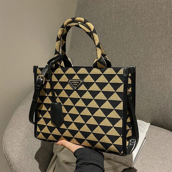 brand 23ss woman's day packs new fashion leather handbag women letter printing black white pink green khaki 7371#276b
brand 23ss woman's day packs new fashion leather handbag women letter printing black white pink green khaki 7371#276b