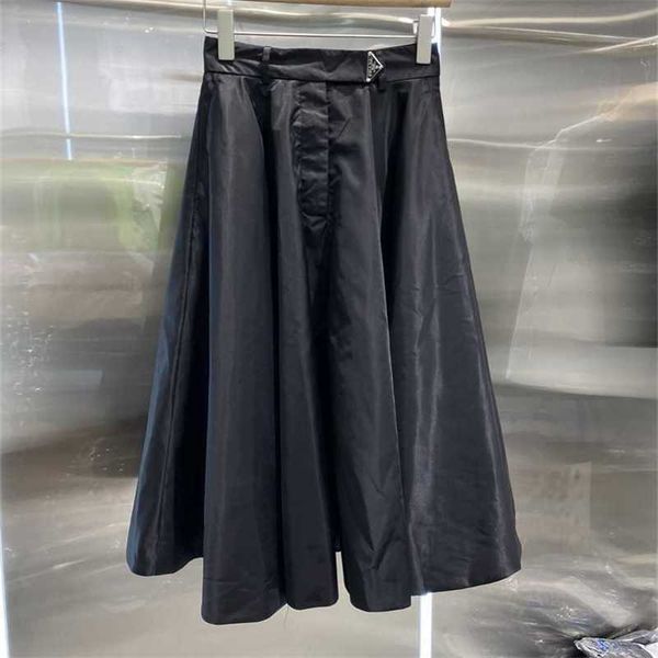 20% off family spring/summer style nylon series with triangle elevation waist large hemline versatile half skirt, Black
20% off family spring/summer style nylon series with triangle elevation waist large hemline versatile half skirt, Black