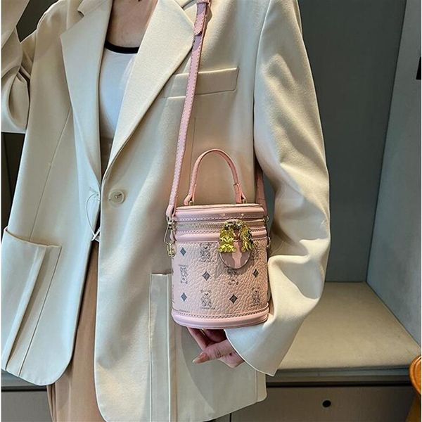 2023 new fashion printing drum bag handbag niche high-end one shoulder messenger bucket bag women's bags305f
2023 new fashion printing drum bag handbag niche high-end one shoulder messenger bucket bag women's bags305f