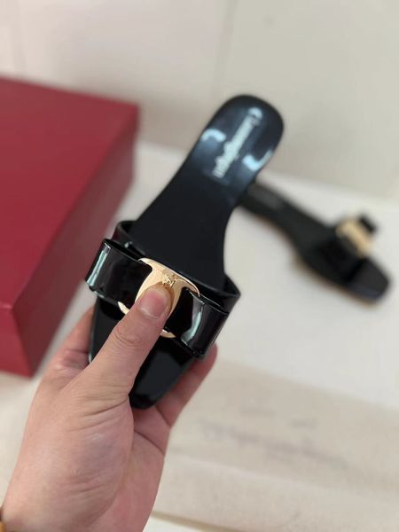 new flat leather slippers, sandals, cowhide or lacquered leather upper, sheepskin lining, genuine leather bow, soft and comfortable sandals, Black
new flat leather slippers, sandals, cowhide or lacquered leather upper, sheepskin lining, genuine leather bow, soft and comfortable sandals, Black