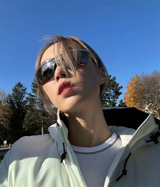 science and technology sense one-piece sunglasses for men and women fashion style designer personality creative anti-uv sunglasses windproof, White;black
science and technology sense one-piece sunglasses for men and women fashion style designer personality creative anti-uv sunglasses windproof, White;black
