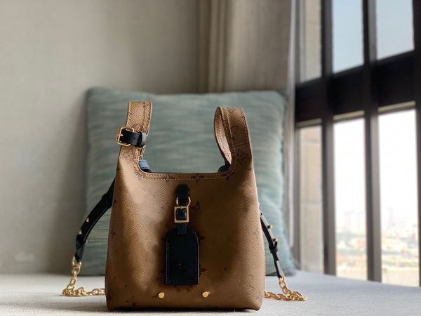 

Takes on a new look for Spring-Summer 2024 new Elegant styling and practical features ideal everyday bag, Brown