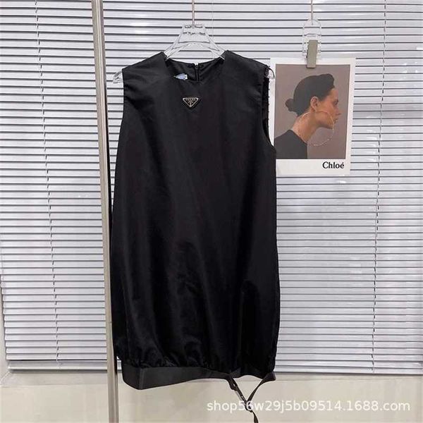 20% off family's new autumn/winter triangle emblem punctuation simple and fashionable sleeveless dress with lock buckle design at the b, Black;gray
20% off family's new autumn/winter triangle emblem punctuation simple and fashionable sleeveless dress with lock buckle design at the b, Black;gray