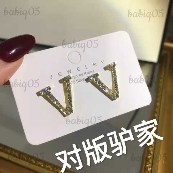 charm korea dongmen pearl letter earrings personalized full diamond v family earrings female fashion ins palace style earrings t230424, Golden
charm korea dongmen pearl letter earrings personalized full diamond v family earrings female fashion ins palace style earrings t230424, Golden