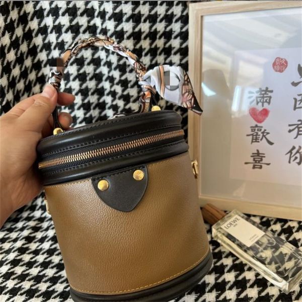 handheld small round bag,designer bag tote bag women's retro flip bucket bag, versatile and stylish small bag, new color contrast, wome
handheld small round bag,designer bag tote bag women's retro flip bucket bag, versatile and stylish small bag, new color contrast, wome