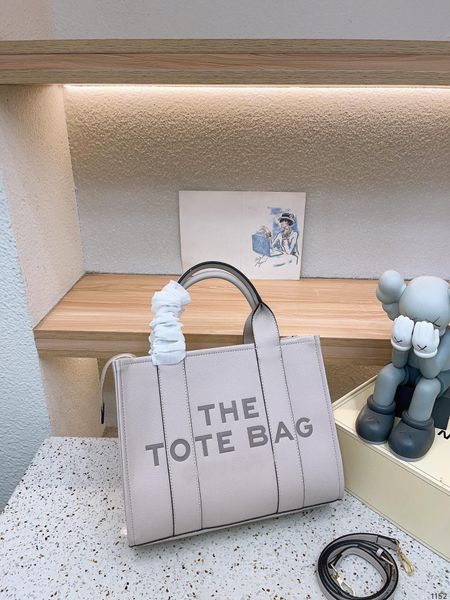 2023 same type at the counter mj designer bag new brand marcs jacobss onthego high-capacity shopping bag genuine leather shoulder bag crossb
2023 same type at the counter mj designer bag new brand marcs jacobss onthego high-capacity shopping bag genuine leather shoulder bag crossb