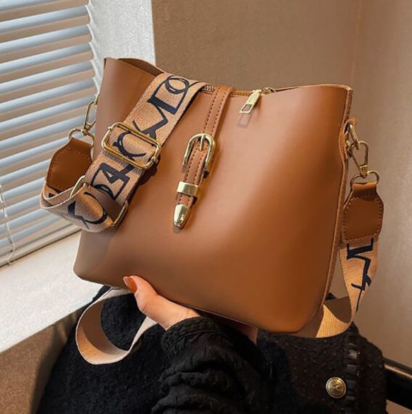 designer bag women's new fashion broadband letter one shoulder crossbody bag net red texture small group leather bucket bag
designer bag women's new fashion broadband letter one shoulder crossbody bag net red texture small group leather bucket bag
