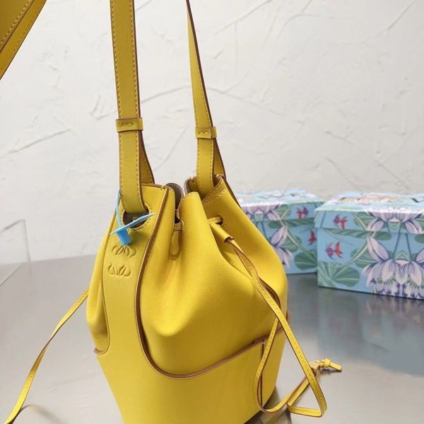 high-end 5a designer bucket bag women's tote handbag lowe fashion patchwork color drawstring one shoulder bag large capacity commuting
high-end 5a designer bucket bag women's tote handbag lowe fashion patchwork color drawstring one shoulder bag large capacity commuting