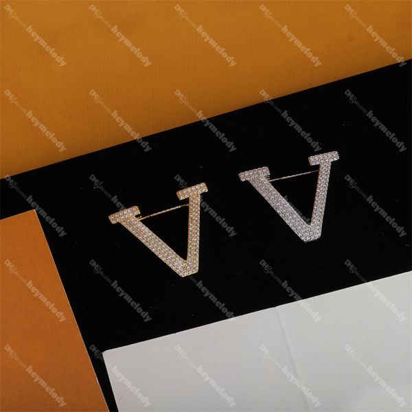 new shiny diamond brooches letter steel stamps pins designer pearl pins suit coat shirt sweater brooches with box, Gray
new shiny diamond brooches letter steel stamps pins designer pearl pins suit coat shirt sweater brooches with box, Gray