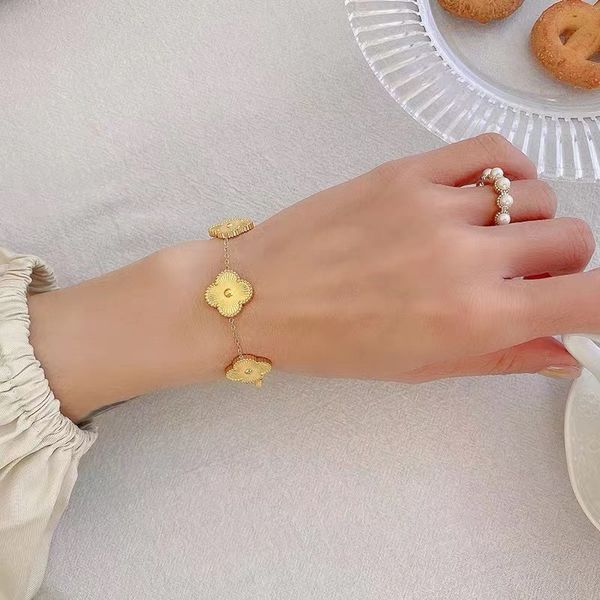 18k gold fashion luxury stainless steel five flower four leaf grass charm bracelet bracelet chain, suitable for women's party jewelry, Golden;silver
18k gold fashion luxury stainless steel five flower four leaf grass charm bracelet bracelet chain, suitable for women's party jewelry, Golden;silver