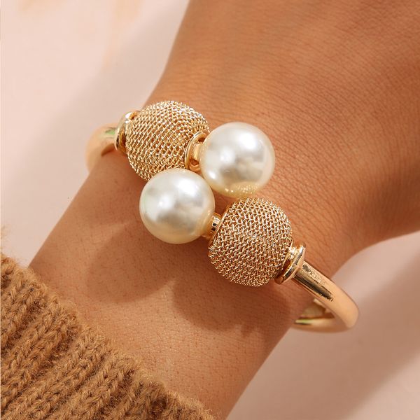 bangle vintage geometric hyperbole gold color metal open for women lady charm pearl ball female cuff bracelet party jewelry 230424, Black
bangle vintage geometric hyperbole gold color metal open for women lady charm pearl ball female cuff bracelet party jewelry 230424, Black