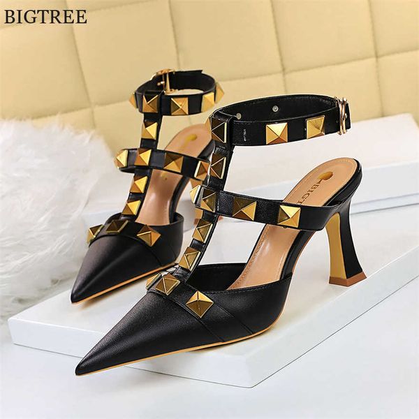 new retro metal rivet t-buckle pumps women roman style sandals black white pointed summer chunky high heel lady work party shoes 230424
new retro metal rivet t-buckle pumps women roman style sandals black white pointed summer chunky high heel lady work party shoes 230424