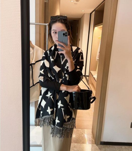 Echarpe Designer 2023 New V Scarf Cashmere Thick Shawl Women Long Winter Wram Pashmina Wraps Hijab with Ta Silk Scarf
Echarpe Designer 2023 New V Scarf Cashmere Thick Shawl Women Long Winter Wram Pashmina Wraps Hijab with Ta Silk Scarf