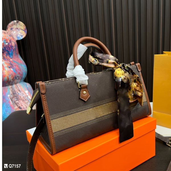 Women's Luxury Fashion Shoulder Bag Handbag rhombic pattern chains wholesale can be diagonal span or double chain shoulders back wholesale, the public likes 5 colors, Old flower brown pink 21*12cm
Women's Luxury Fashion Shoulder Bag Handbag rhombic pattern chains wholesale can be diagonal span or double chain shoulders back wholesale, the public likes 5 colors, Old flower brown pink 21*12cm
