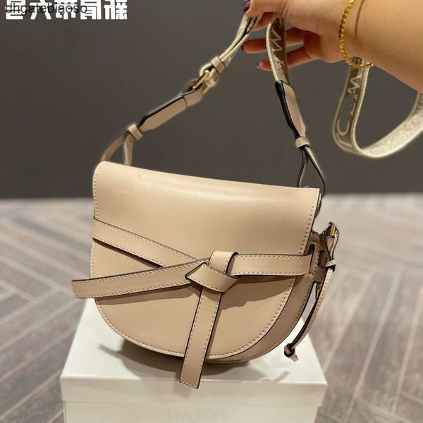 designer bag 2023 shoulder loews bags gates single layer strap cowhide saddle knitted bowknot embroidered belt crossbody letter zq4w
designer bag 2023 shoulder loews bags gates single layer strap cowhide saddle knitted bowknot embroidered belt crossbody letter zq4w