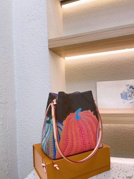 2023 designer cowhide tote bag tote drawstring close fashion shoulder bag women's genuine leather pumpkin graffiti bucket bag 25cm
2023 designer cowhide tote bag tote drawstring close fashion shoulder bag women's genuine leather pumpkin graffiti bucket bag 25cm