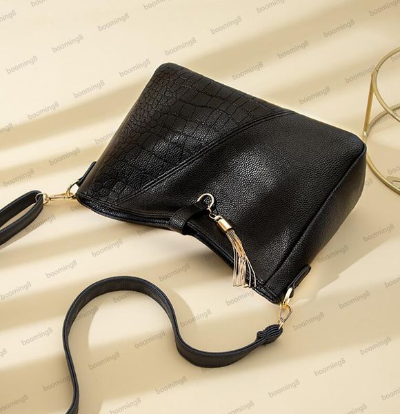 designer bag fashion tassel shoulder bag leather women's crossbody bag water bucket large capacity tote bag
designer bag fashion tassel shoulder bag leather women's crossbody bag water bucket large capacity tote bag