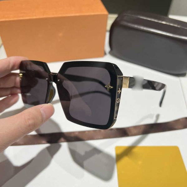 fashionable women 2023 new high definition polarized light sunglasses are a must-have for summer wear and travel, White;black
fashionable women 2023 new high definition polarized light sunglasses are a must-have for summer wear and travel, White;black