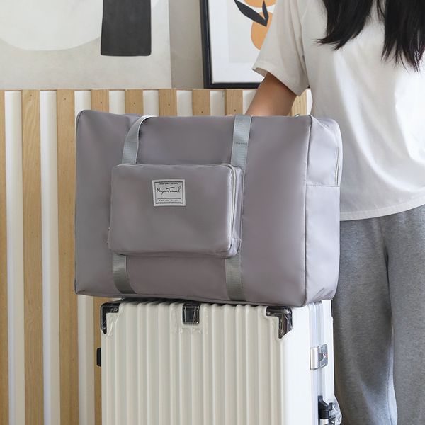 a briefcase, also known as a briefcase, is a narrow box shaped bag primarily used to store paper and other documents.
a briefcase, also known as a briefcase, is a narrow box shaped bag primarily used to store paper and other documents.
