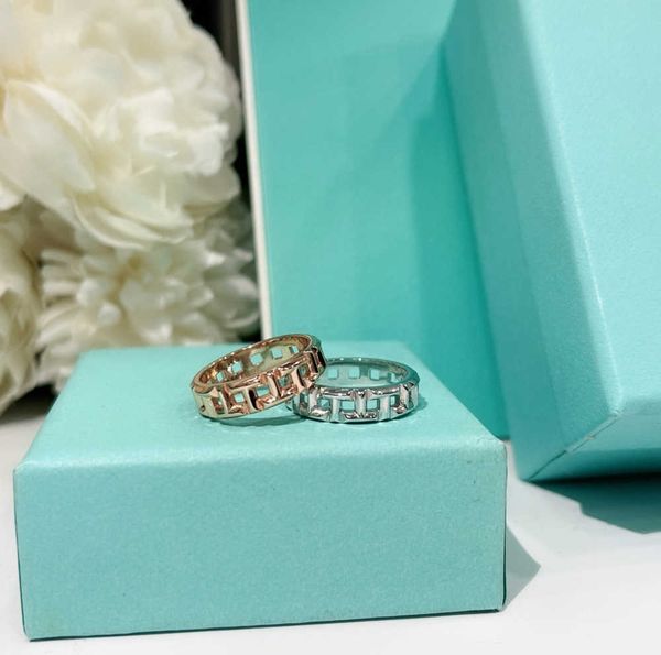 band rings luxurys fashion designers t-grid diamond ring classic hollowed out rings essential gift for men women gold and silver 2 colors wi
band rings luxurys fashion designers t-grid diamond ring classic hollowed out rings essential gift for men women gold and silver 2 colors wi