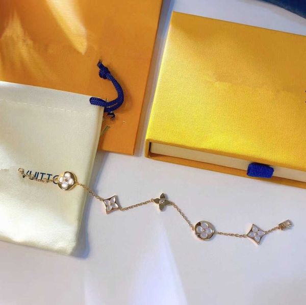 charm bracelets luxury designer elegant gold and silver fashion women's letter pendant clover wedding special design jewelry quality wi, Golden;silver
charm bracelets luxury designer elegant gold and silver fashion women's letter pendant clover wedding special design jewelry quality wi, Golden;silver