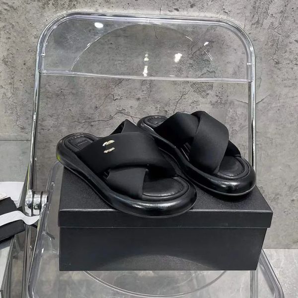 Designer luxury pure color cross bread Slides slippers womens Leather print pattern outdoors sandal lady fashion casual Flat Soft muffin base flip-flops slipp, Blue
Designer luxury pure color cross bread Slides slippers womens Leather print pattern outdoors sandal lady fashion casual Flat Soft muffin base flip-flops slipp, Blue
