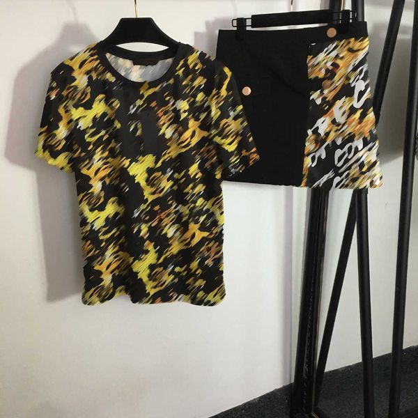23ss shirt suit skirt set womens designer clothing round neck monogram print short sleeve t-shirt medusa button high waist short half skirt, White
23ss shirt suit skirt set womens designer clothing round neck monogram print short sleeve t-shirt medusa button high waist short half skirt, White