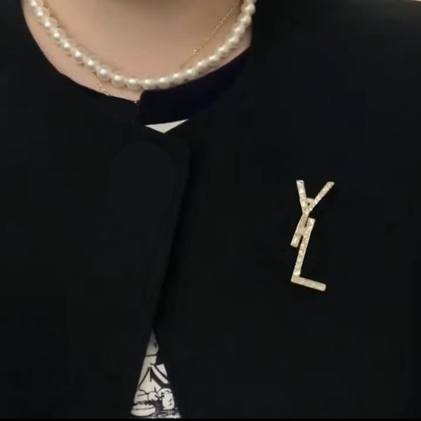 designer brooch classic letter inlaid rhinestone pins fashion luxury jewelry accessories, Gray
designer brooch classic letter inlaid rhinestone pins fashion luxury jewelry accessories, Gray