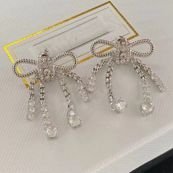 2023 new miu bow tassel earrings, lin xiaozhai, same sweet sparkling diamond, high end design, light luxury earrings, Golden;silver
2023 new miu bow tassel earrings, lin xiaozhai, same sweet sparkling diamond, high end design, light luxury earrings, Golden;silver