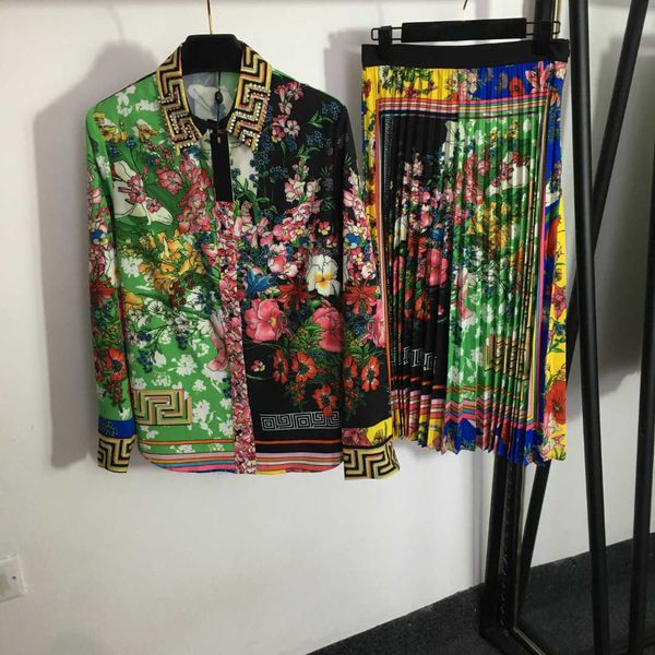 23ss womens designer clothing shirt suit skirt set vintage floral print nailed beaded lapel long sleeve shirt high waist pleated half skirt, White
23ss womens designer clothing shirt suit skirt set vintage floral print nailed beaded lapel long sleeve shirt high waist pleated half skirt, White