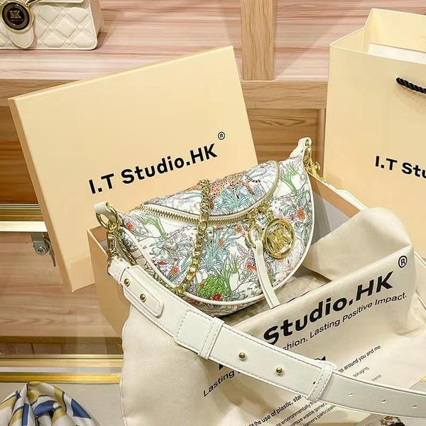 2023 new spring/summer refreshing leather women's bag, premium sense waist bag, cross-body versatile armpit bag
2023 new spring/summer refreshing leather women's bag, premium sense waist bag, cross-body versatile armpit bag