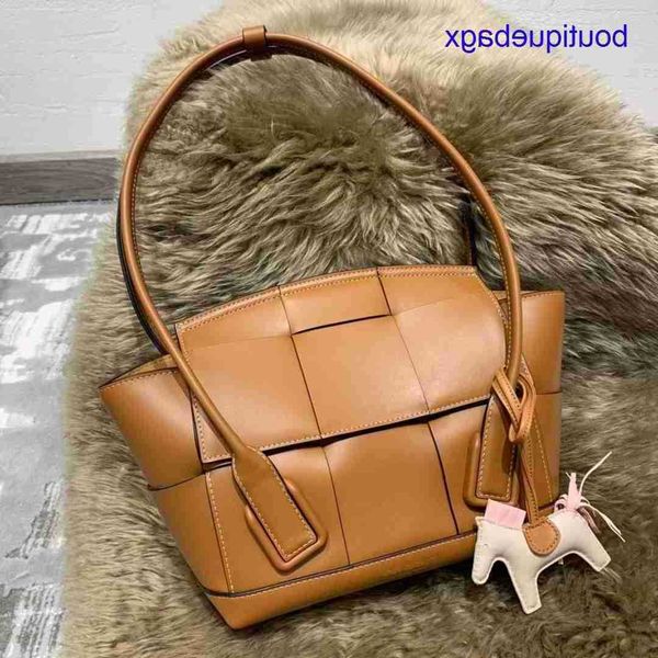 original edition luxury bottegss venetss arco evening bags online store the original arco33/48 woven wing bag large capacity cross with logo
original edition luxury bottegss venetss arco evening bags online store the original arco33/48 woven wing bag large capacity cross with logo