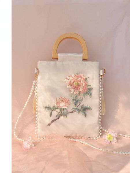 waist bags chinese clothing and bag's handmade embroidered vintage handbag women's elegant fabric wooden handle clutch bag 230426
waist bags chinese clothing and bag's handmade embroidered vintage handbag women's elegant fabric wooden handle clutch bag 230426
