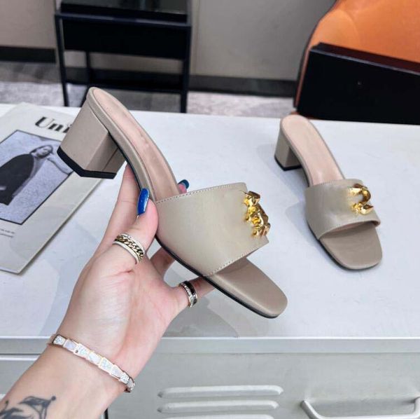 2024 designer woman slippers men slipper mid heels flip flops women luxury sandals fashion causal flip flop size 35-43 with box, Black
2024 designer woman slippers men slipper mid heels flip flops women luxury sandals fashion causal flip flop size 35-43 with box, Black