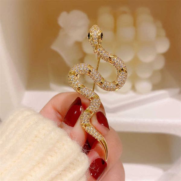 pins brooches luxury copper gilled full zircon shiny cool special snake brooch corsage women ladies suit pin buckle fashion accessories w042, Gray
pins brooches luxury copper gilled full zircon shiny cool special snake brooch corsage women ladies suit pin buckle fashion accessories w042, Gray
