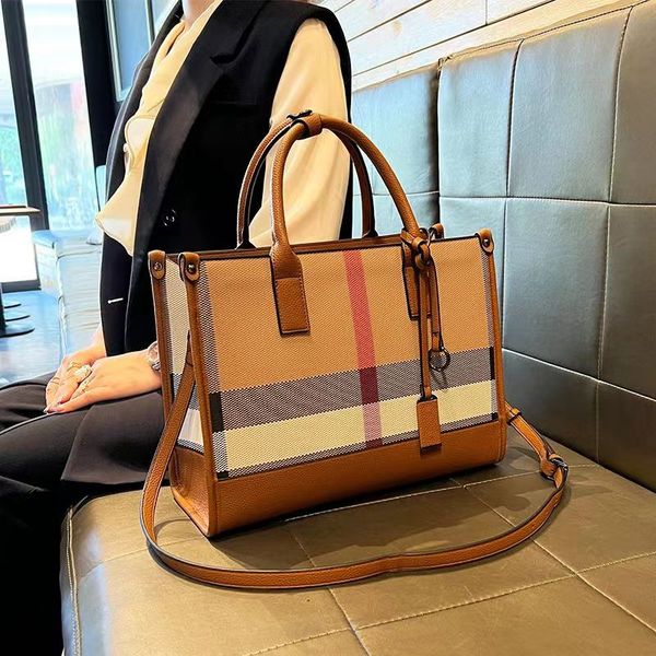 2023 new leather atmospheric tote bag tote bag large capacity women's shoulder bag versatile plaid crossbody bag
2023 new leather atmospheric tote bag tote bag large capacity women's shoulder bag versatile plaid crossbody bag