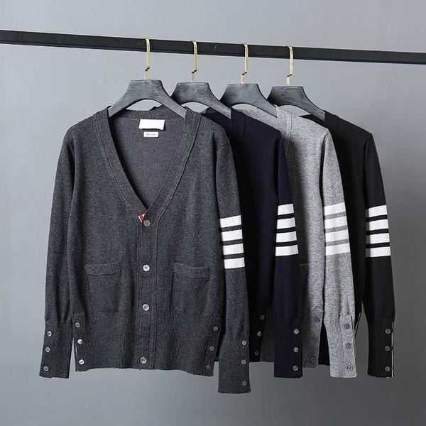 2023 fashion new sweaters men slim fit v-neck cardigans clothing striped cotton wool spring and autumn casual coat, White;black
2023 fashion new sweaters men slim fit v-neck cardigans clothing striped cotton wool spring and autumn casual coat, White;black